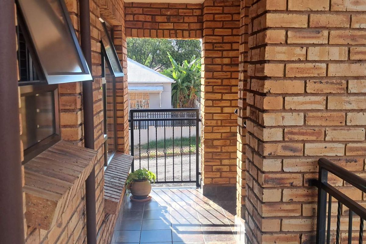 Spacious Apartment in Safe Complex! - Photo 2