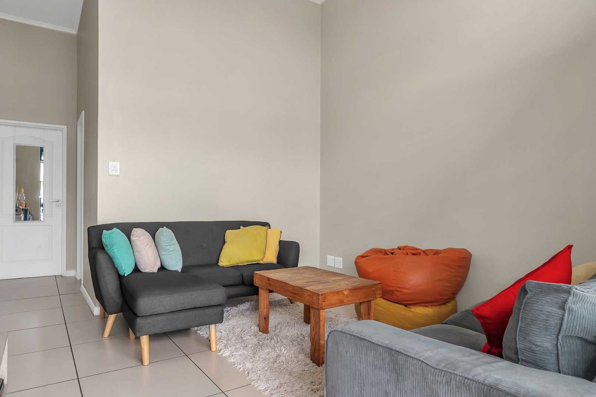 IMMACULATE 1 BEDROOM APARTMENT FOR SALE IN FOURWAYS - Photo 4