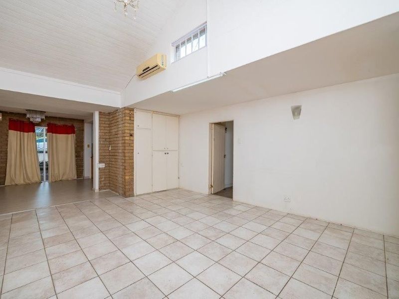 4 Bed simplex in Westville.....no levies R1,750,000 neg. - Photo 4