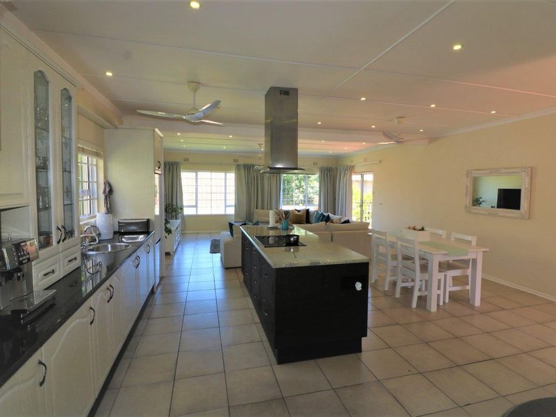 Stunning Freestanding Home - Photo 3