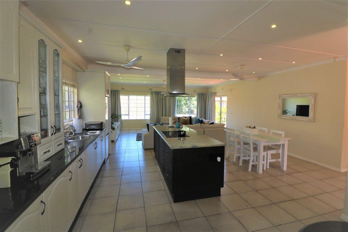 Stunning Freestanding Home - Photo 3