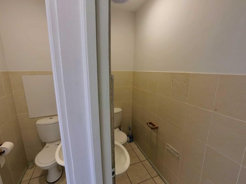 Verstile, Light-Filled Office in Century Square! - Photo 10