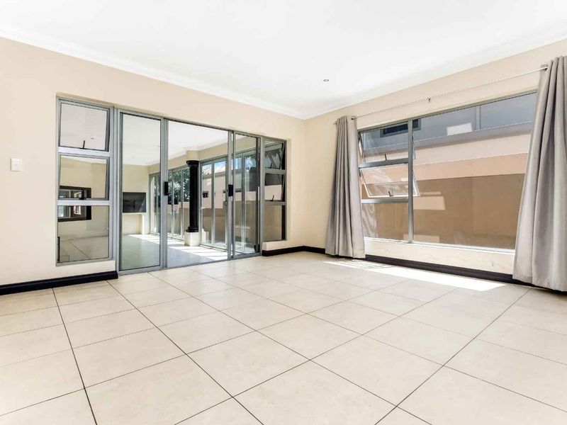 4 Bedroom House for Sale in Dainfern - Photo 8