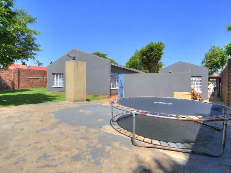 Beautiful Family home with Cottage - Photo 5