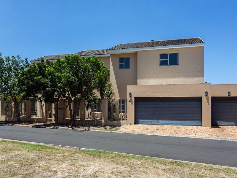 Luxury Living Redefined – Stunning 6 Bedroom Double Storey Family Home - Photo 2