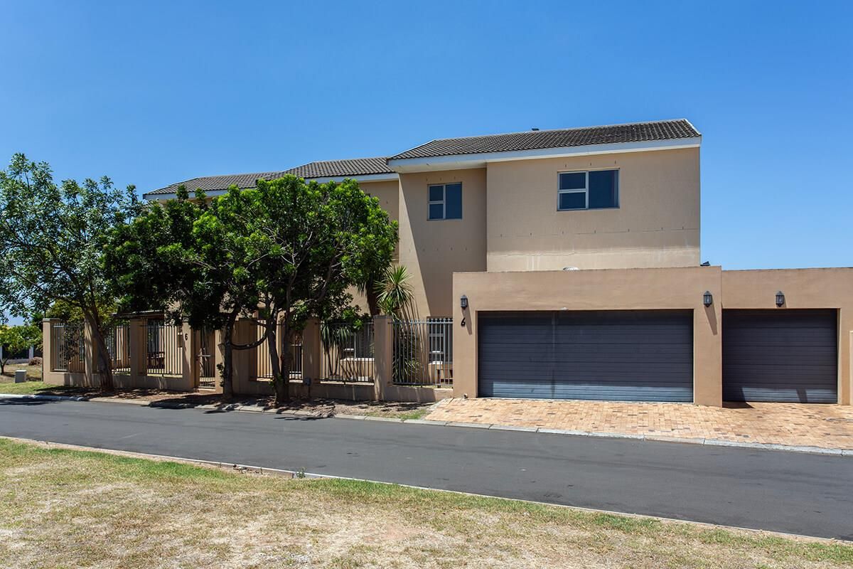 Luxury Living Redefined – Stunning 6 Bedroom Double Storey Family Home - Photo 2