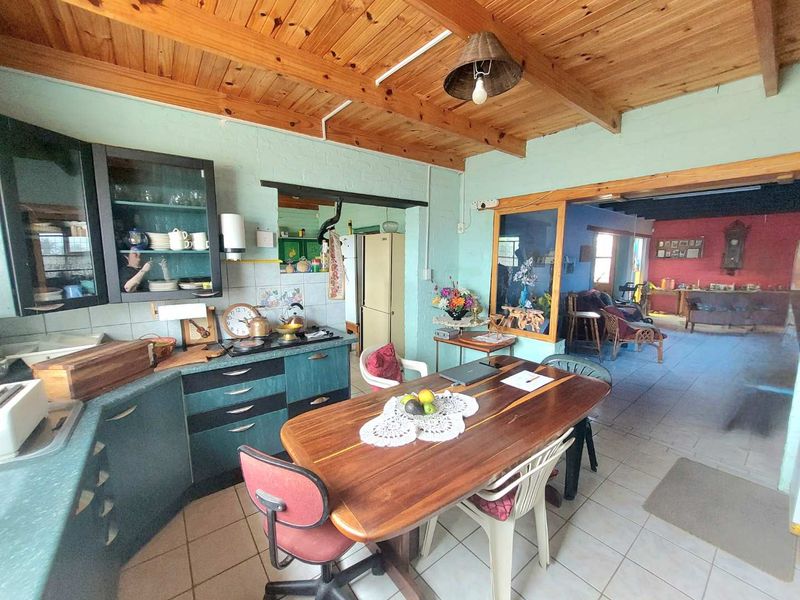 Unique Dream Home: Spacious, Versatile, & Full of Potential - Photo 3