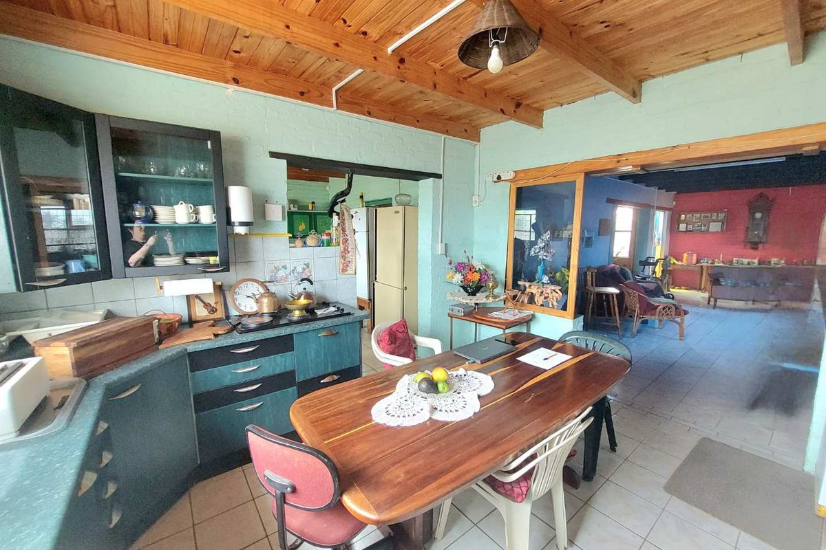 Unique Dream Home: Spacious, Versatile, & Full of Potential - Photo 3