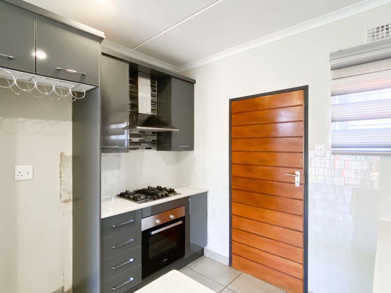 A Modern 3 Bedroom Double-Storey Family Home in Leopard’s Rest - Photo 8