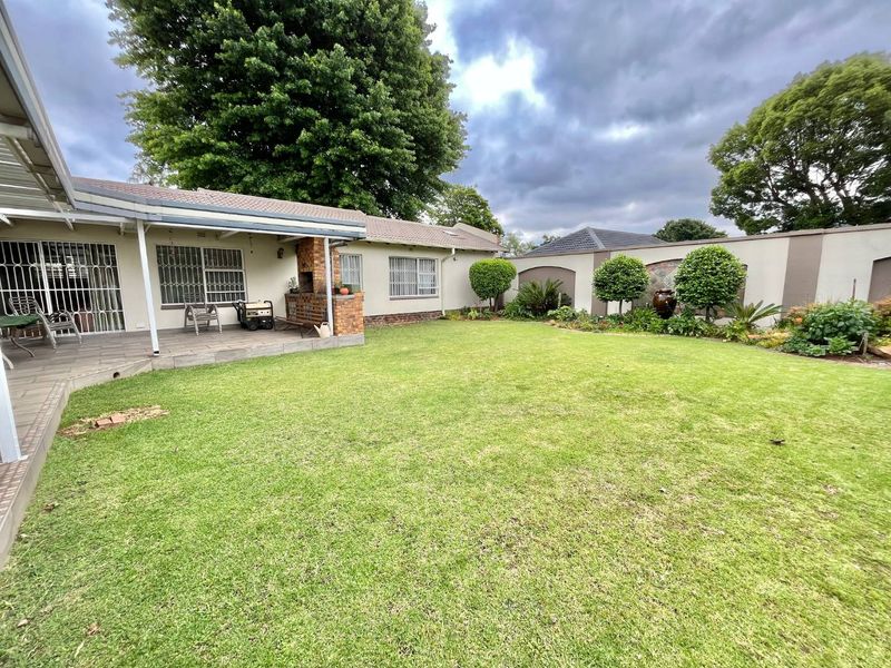 WELL KEPT PROPERTY IN THE HEART OF SUNWARDPARK!!! - Photo 4