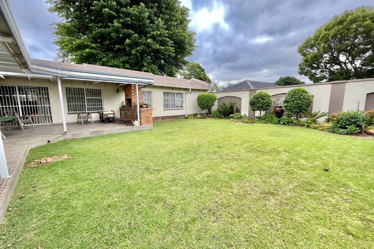 WELL KEPT PROPERTY IN THE HEART OF SUNWARDPARK!!! - Photo 4