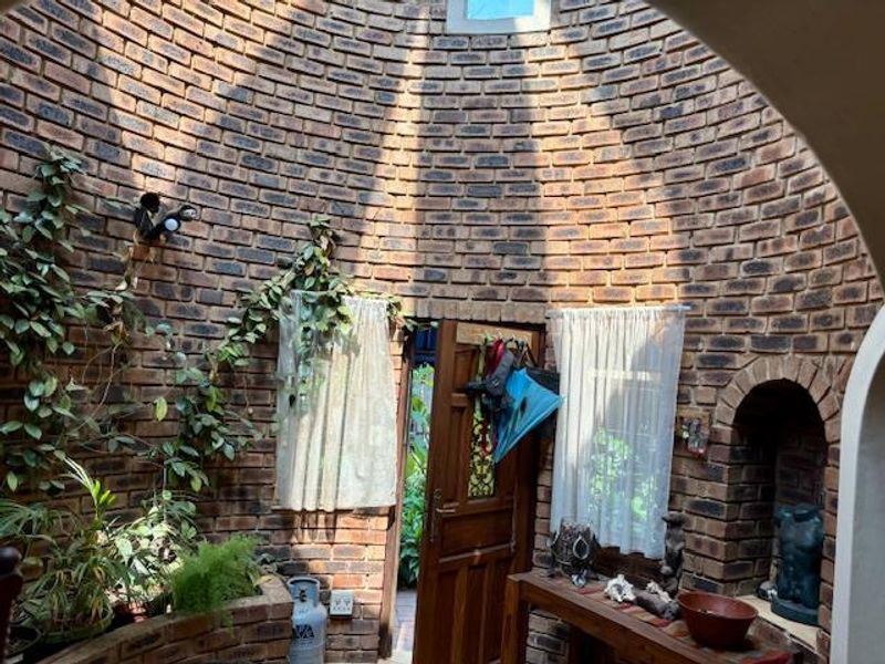 Spacious Family Home with Flatlet on Large Stand - Photo 2