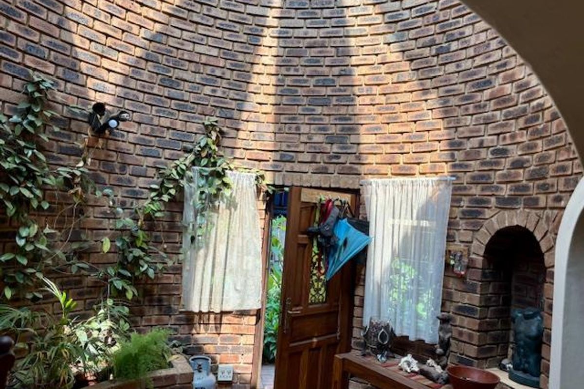 Spacious Family Home with Flatlet on Large Stand - Photo 2