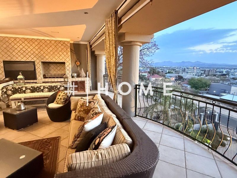 Mansion with breathtaking city views! - Photo 2