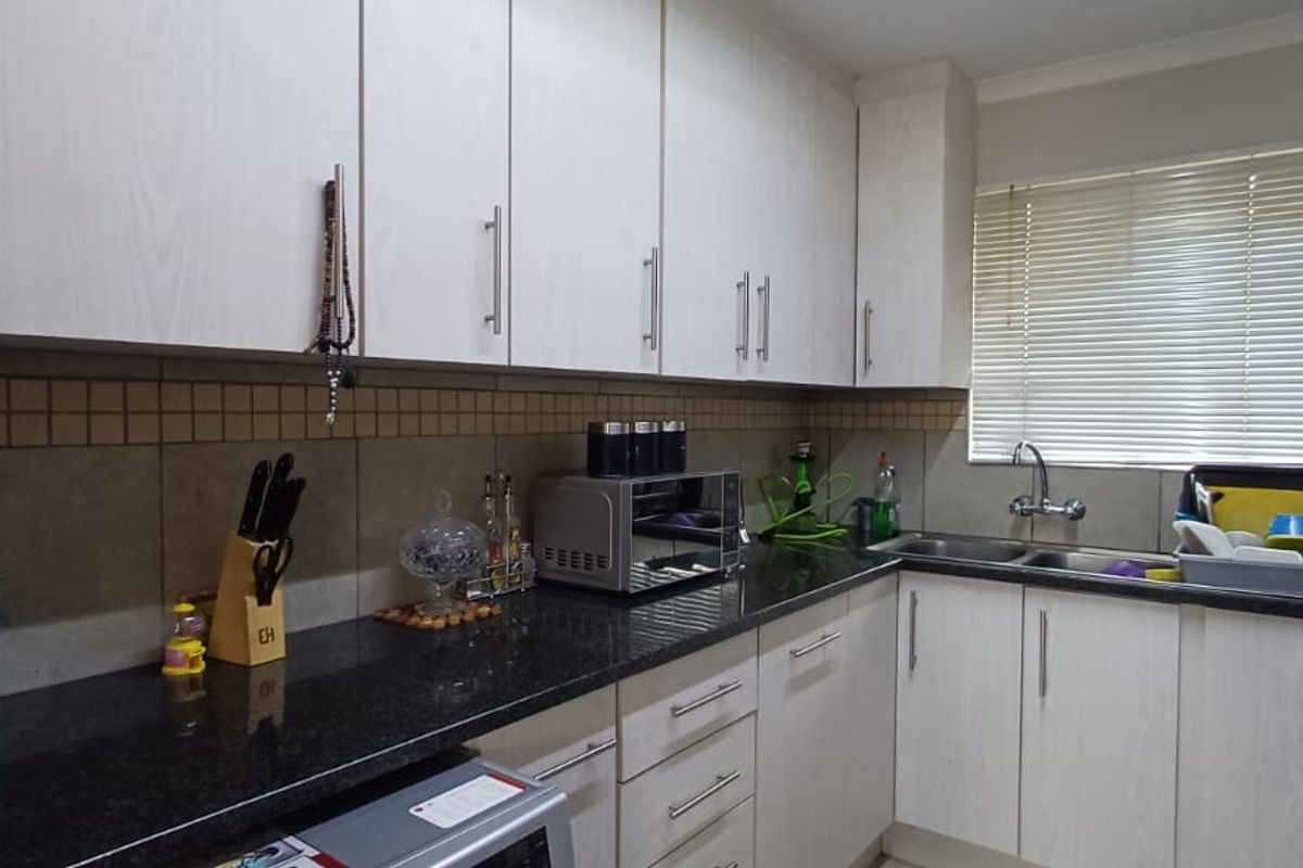 STUNNING RENOVATED UNIT - Photo 3