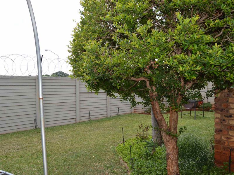 Charming 3-Bedroom Townhouse Simplex in a Secure Complex - Photo 6