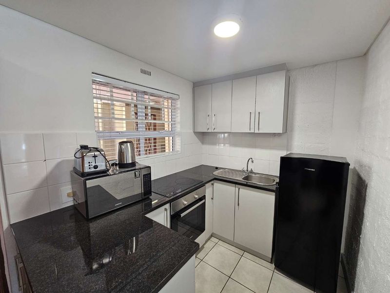 Beautifully renovated and furnished 2 Bed 1 Bath Apartment with open plan living area with kitchenette - Photo 4