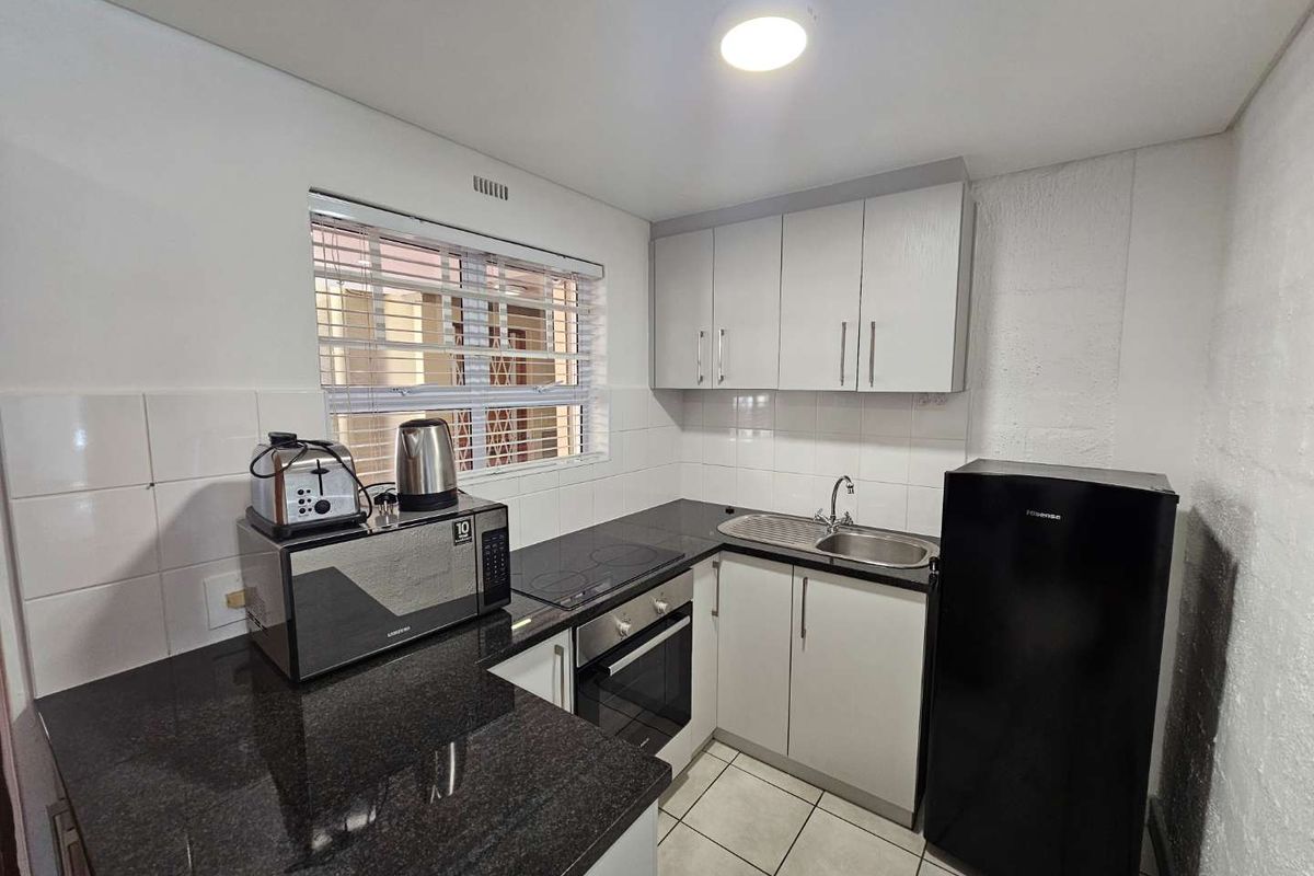 Beautifully renovated and furnished 2 Bed 1 Bath Apartment with open plan living area with kitchenette - Photo 4