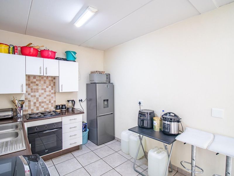 Charming 2-Bedroom with Easy Access to Shops & Transit - Photo 8