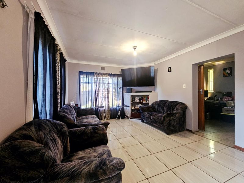 **Charming 3-Bedroom Home in Prime Location** - Photo 3