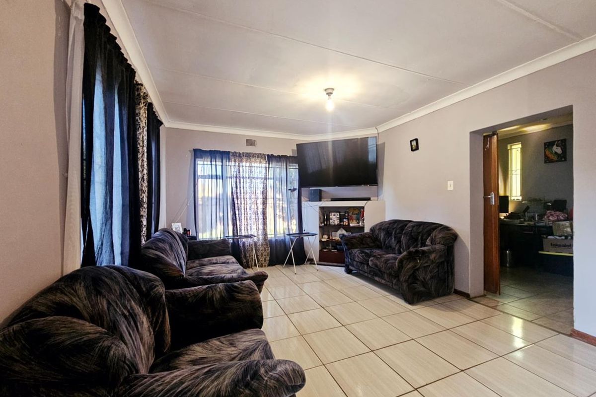 **Charming 3-Bedroom Home in Prime Location** - Photo 3