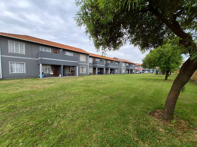 Golden Oaks Living – Ideal for Homeowners or Investors. - Photo 2