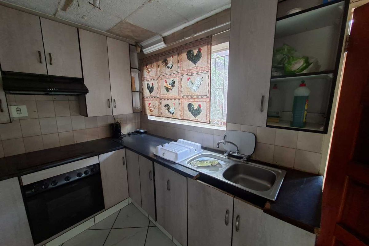 Duplex For Sale - Photo 4