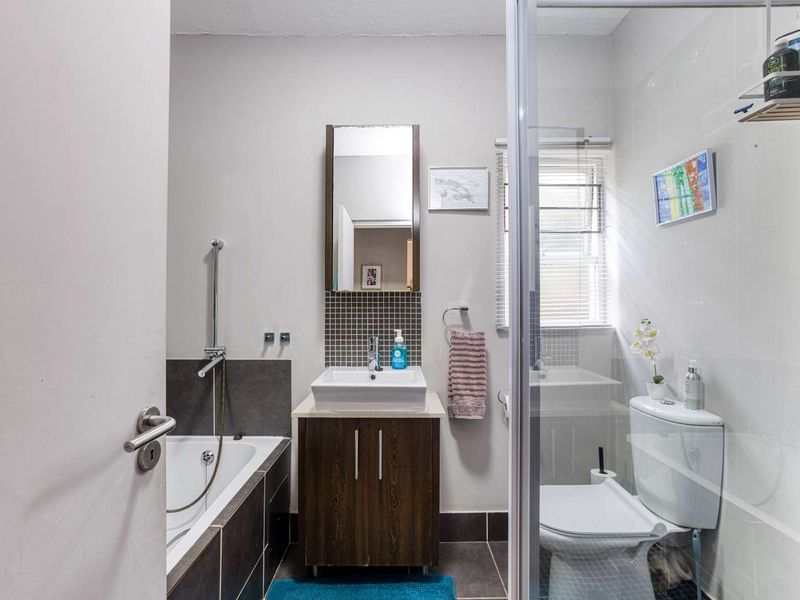 Charming Ground Floor Living with Private Garden in Sibiti Private Estate - Photo 10