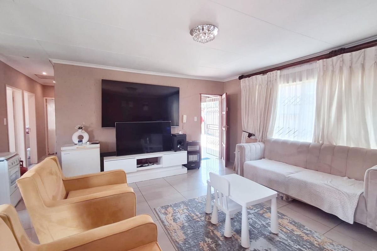 Elegant 3-Bedroom Home with Ensuite & Carport!" - Photo 4