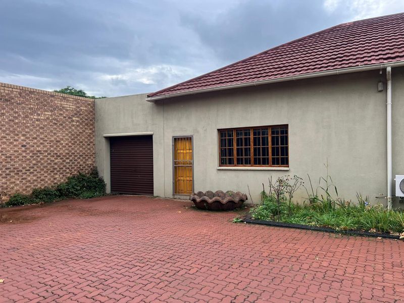 Spacious, Versatile Offices for Rent - Perfect for Your Team! - Photo 3