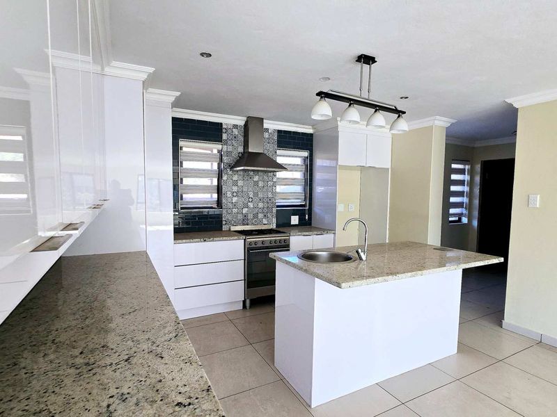 Stylish Freestanding Family Home in Secure Estate in Olympus - Photo 5