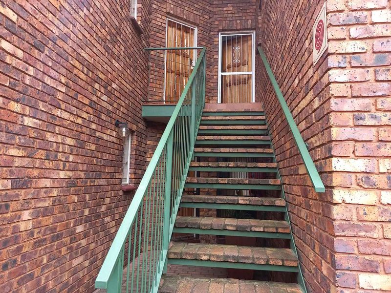 Top stack unit in a popular complex - Photo 2