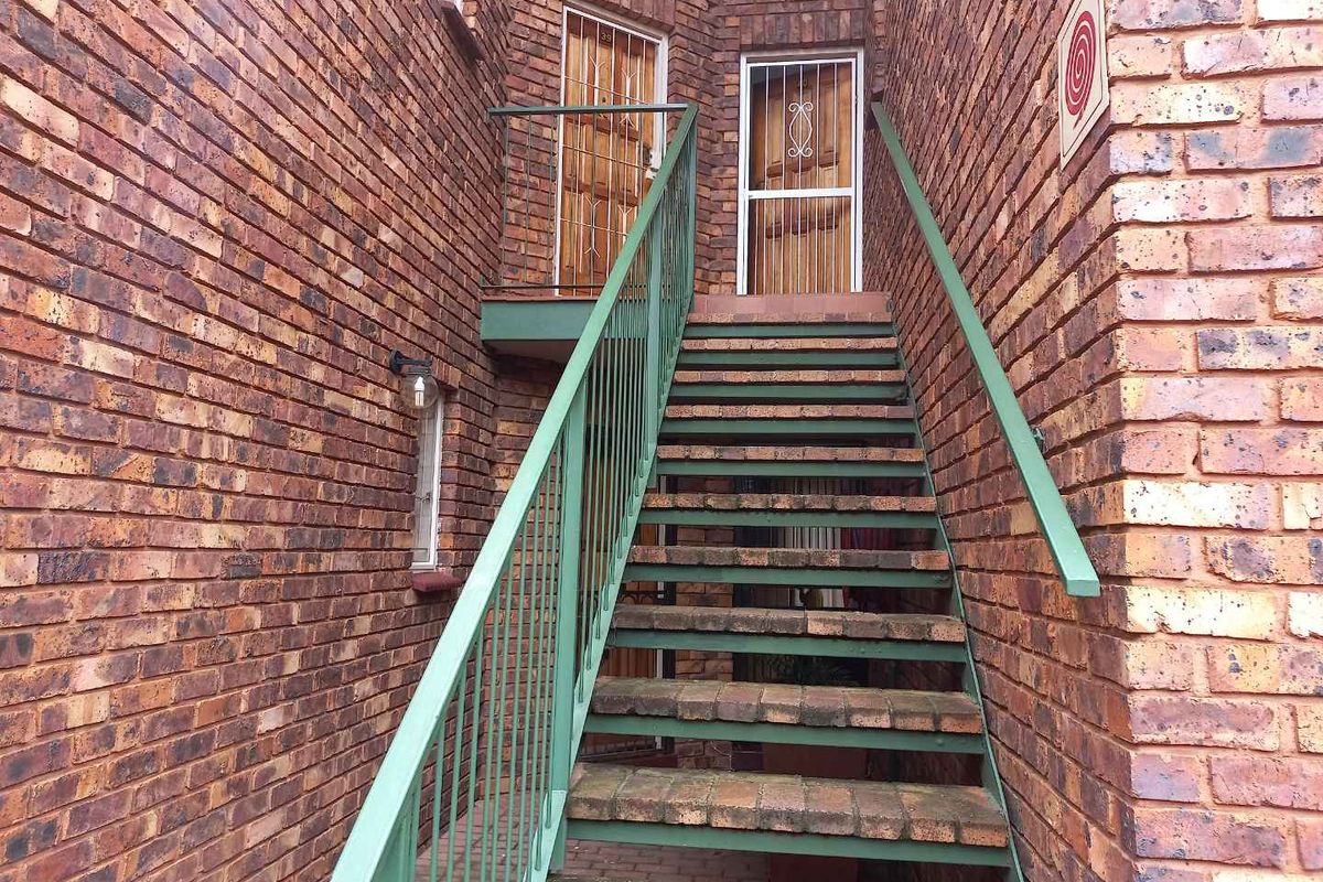 Top stack unit in a popular complex - Photo 2