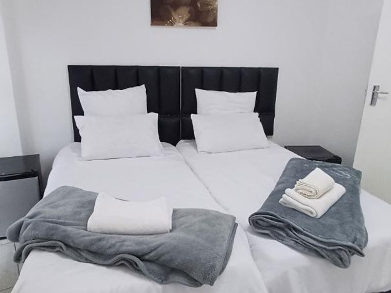 To Let per room/ per person (semi-furnished) - Photo 10