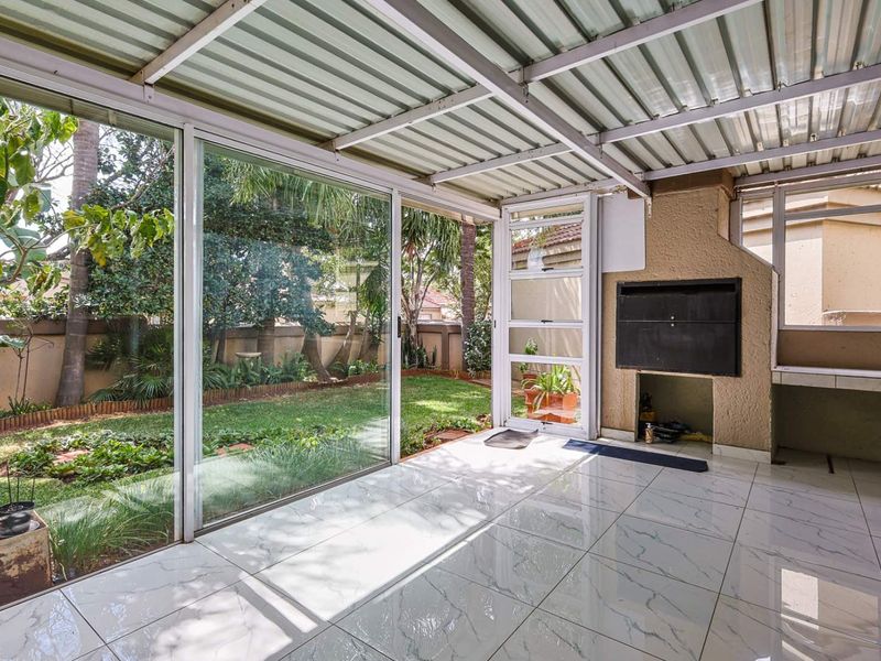 Charming 3-Bedroom Townhouse in Equestria - Photo 7