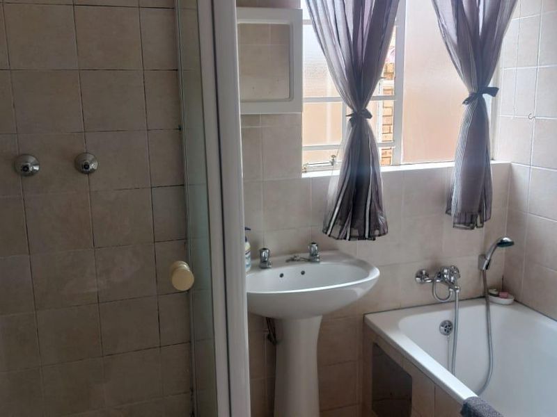 Downstairs unit - Photo 9