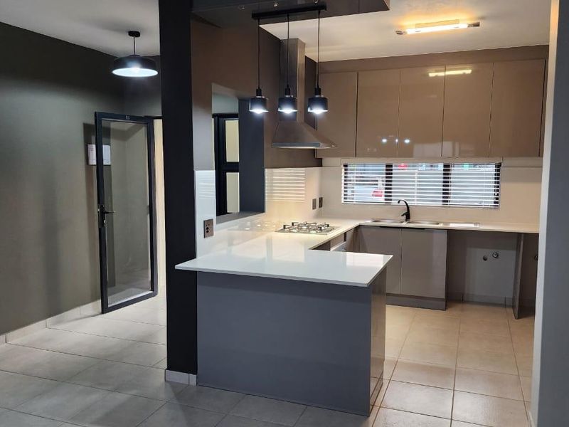 Catch it if you can ! – Stunning 3-Bedroom Townhouse to rent in Waterval East, Rustenburg - Photo 7