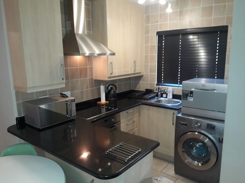 Spacious Bedroom & Modern Bathroom in Quiet Complex - Photo 4