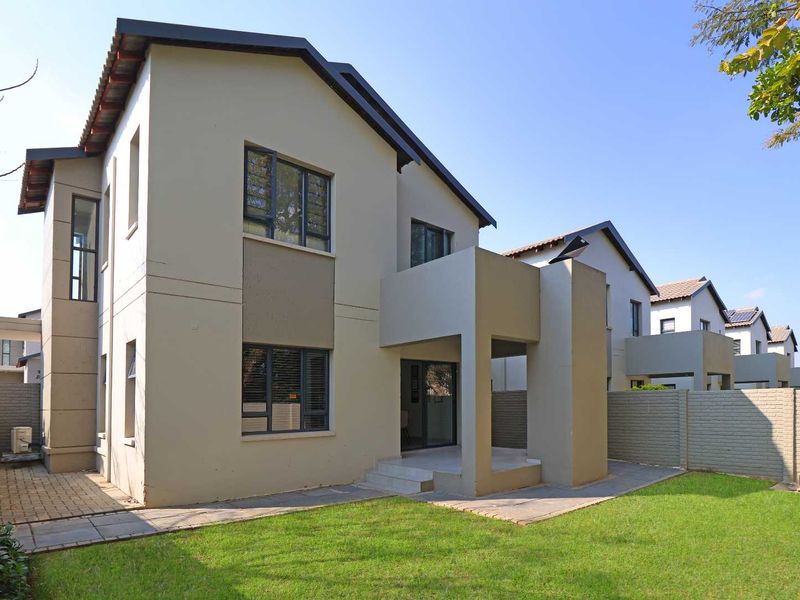 Stylish and Private 3-Bedroom Home in Springwood Estate - Photo 6