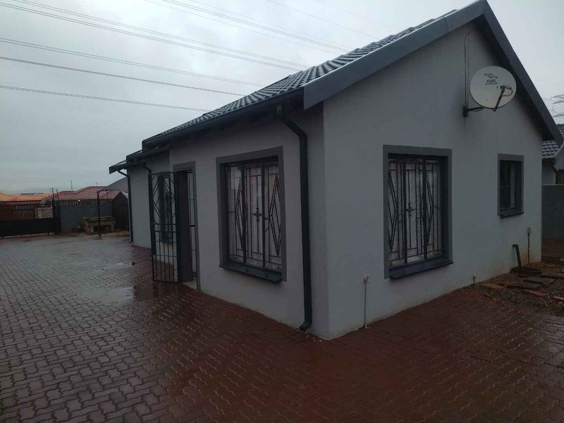 3 stunning bedrooms house for sale in Soshanguve VV - Photo 2