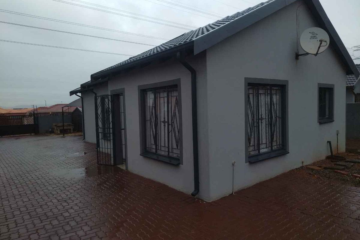 3 stunning bedrooms house for sale in Soshanguve VV - Photo 2