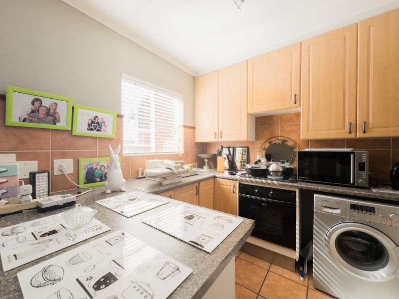 2 Bedroom Townhouse with en-closed balcony - Photo 9