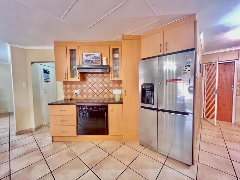 STUNNING FAMILY HOME - Photo 9