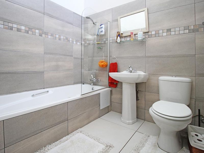 Charming Family Home with Cottage, Pool, and Spacious Garden - Photo 7