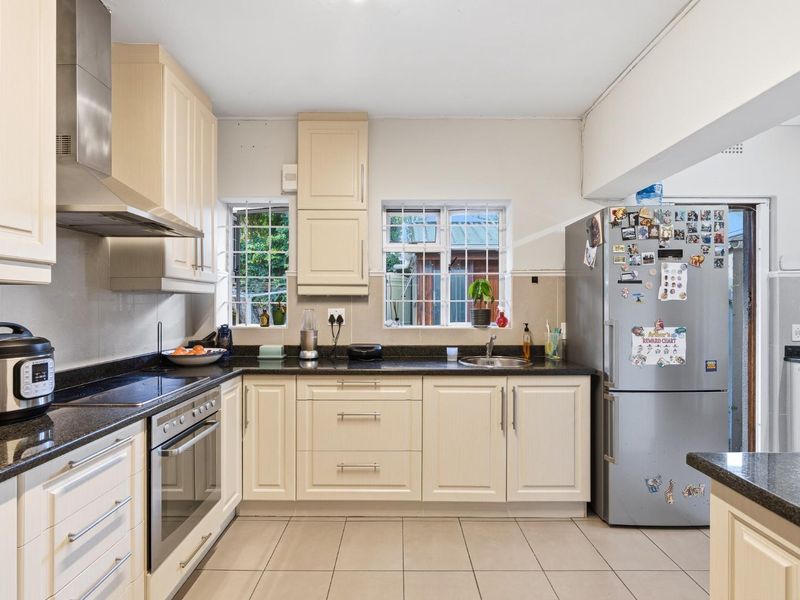 3–4 Bedroom Dreyersdal Family Home with Dual Living Option and Full Solar - Photo 6