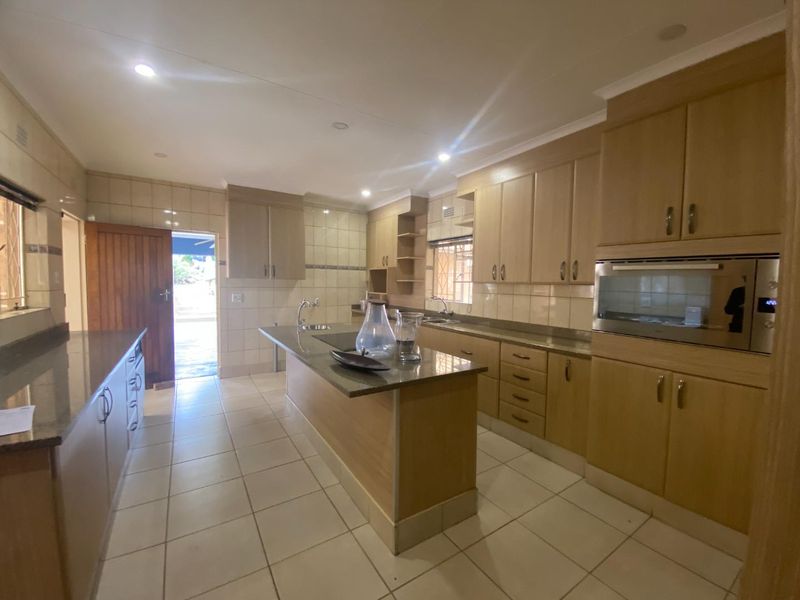 Spacious Family Home for Sale - Photo 8