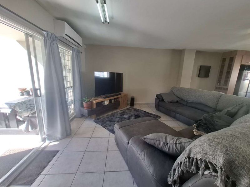 North-Facing Lock-Up & Go Gem in Ludwigsdorf! - Photo 6