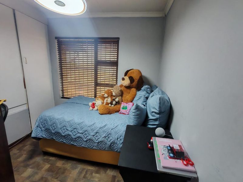 A STUNNING TOWNHOUSE - Photo 9