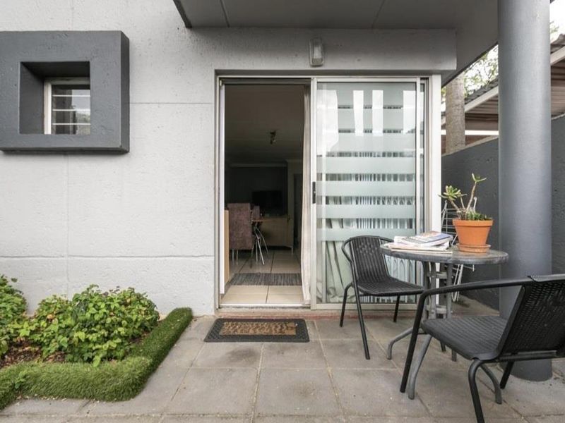 A CHARMING ONE BEDROOM FURNISHED GARDEN APARTMENT - Photo 2