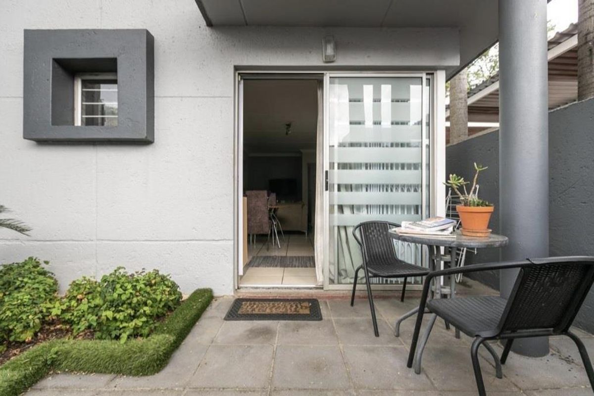 A CHARMING ONE BEDROOM FURNISHED GARDEN APARTMENT - Photo 2